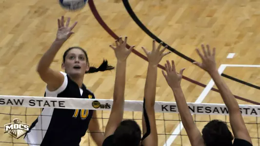 Kuhn Aids Mocs to Fifth Set against Winthrop