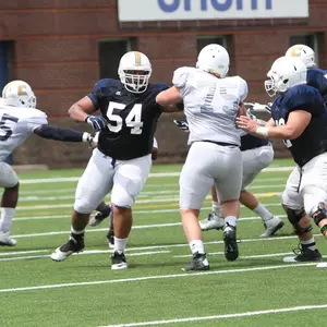 Robert Hill battles on the offensive line.