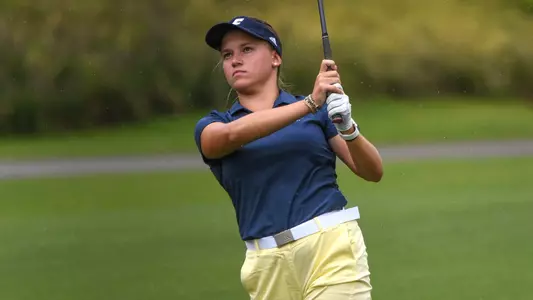 Carolina Hortian follows her shot.