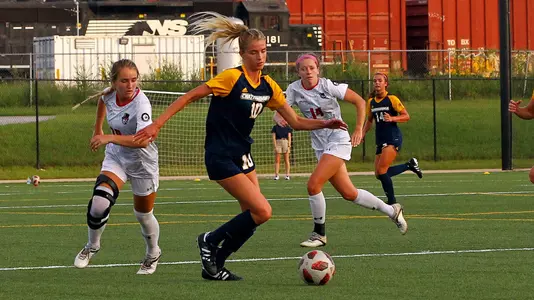 Samantha Shaw with the ball