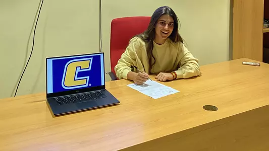 Violeta Fernandez signs her NLI agreement to join the women's golf program in August 2023.