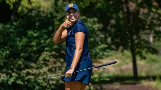 Giulia Foresta gives the thumbs up walking off the green at Vandy