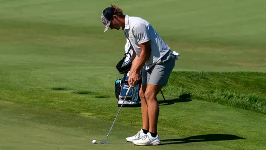 Ward Harris putts at Erin Hills.