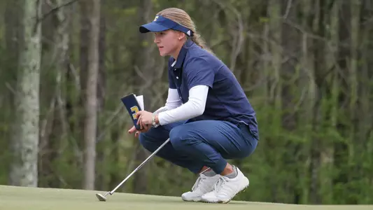 Carolina Hortian checks her reads on the green at Council Fire for the Chattanooga Classic