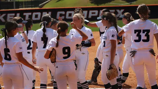 softball huddle