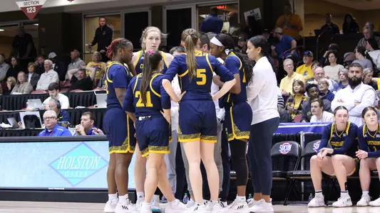WBB team huddle