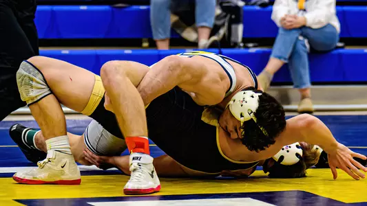Kamdyn Munro earns back points in dominating major decision vs Queens
