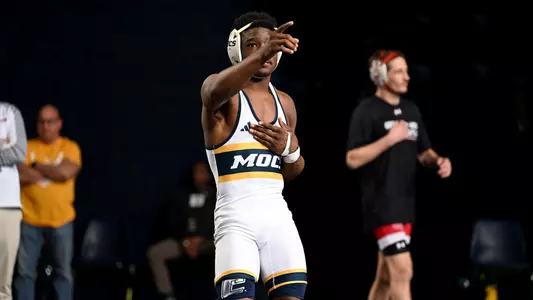 Isaiah Powe points to the crowd after winning 3rd-place match at Southern Scuffle