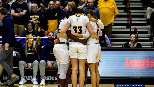 WBB team huddle