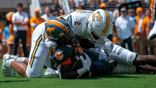 Linebacker Alex Mitchell makes a stop at Tennessee