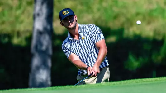 Ward Harris watches his chip approach the cup at the Honors in 2025