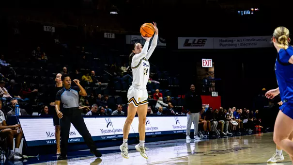 Izzy McPherson shoots a 3