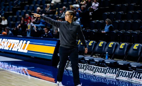 Sydney Johnson Coaching Pregame vs.ETSU
