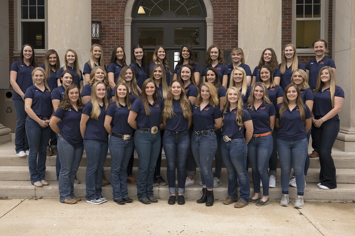2018-19_equestrian_team_photo