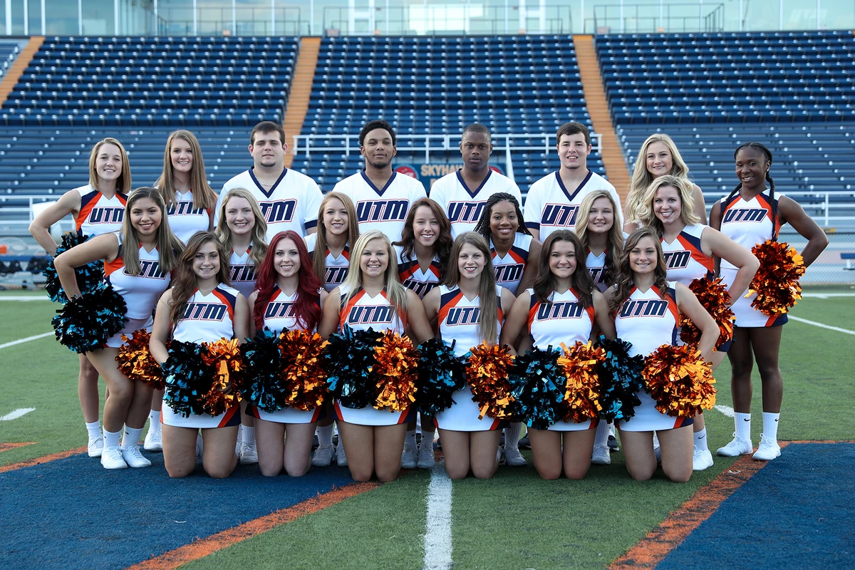 2017-18_Cheerleading_Team_Photo