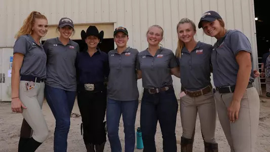 equestrian_group_300