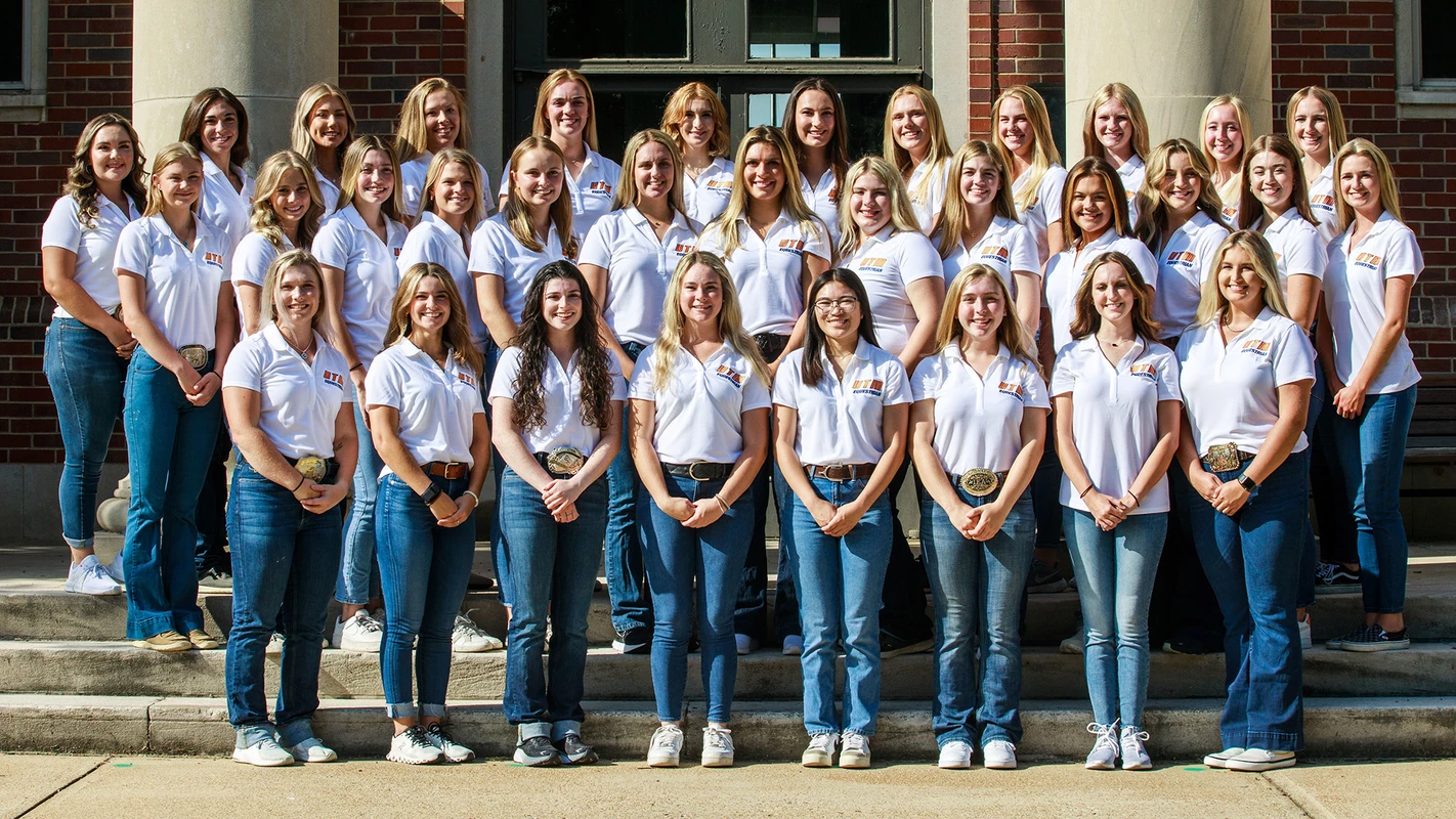 2022-23_equestrian_team_photo