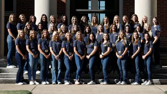 2023-24_equestrian_team_photo_Sidearm