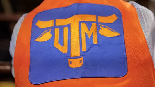 rodeo_orange_vest_back_generic_Sidearm