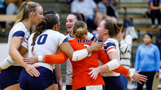 volleyball_huddle_celebration_Sidearm