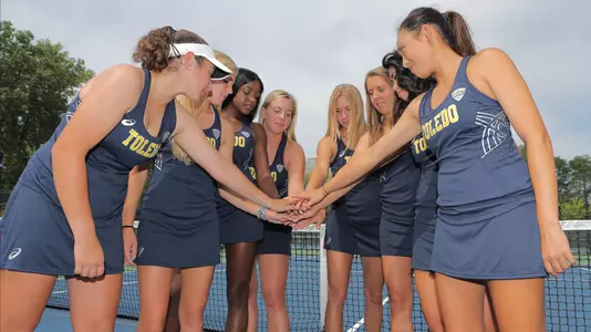 2014 Women's Tennis Team Huddle