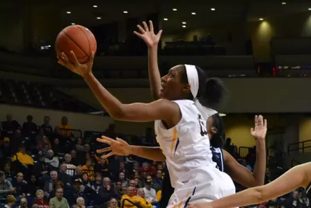 Kaayla McIntyre lays it up with the left hand