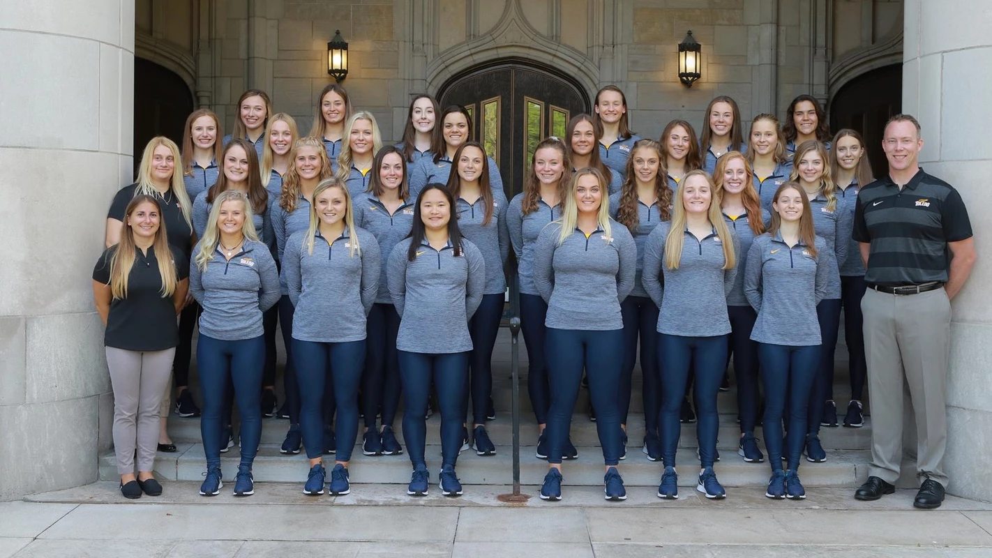 2018-19 women's swimming and diving team