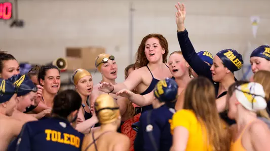 women's swimming and diving group