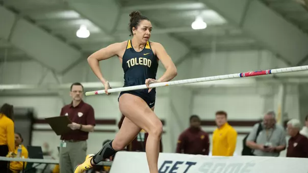 Eva Moran competing in the pole vault at the 2026 MAC Indoor Championship