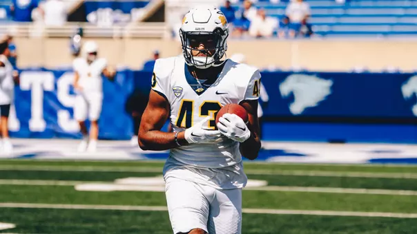 Sam Lee catching a pass during warmups at Kentucky