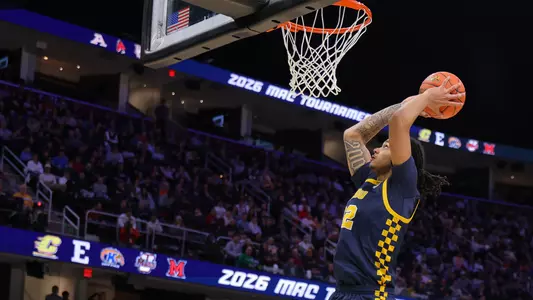 Jaylan Ouwinga dunks