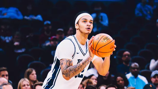Jaylan Ouwinga shoots