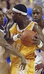 Ron Slay tries to keep the ball away from Kentucky's Cliff Hawkins during the first half.