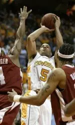 Tennessee's Chris Lofton (5) shoots over Alabama's Brandon Hollinger (4) and Jermareo Davidson (33). (AP Photo/Wade Payne)