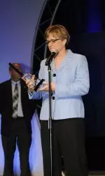 Holly Warlick gives her acceptance speech after receiving the Maggie Dixon Award on Monday night.