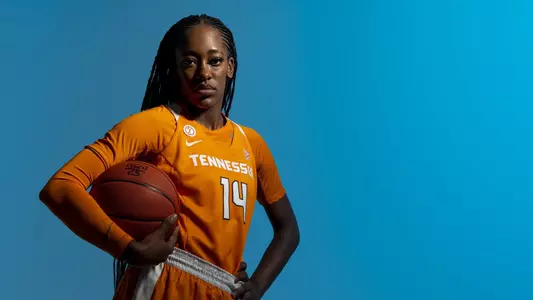 Zaay Green pose on blue