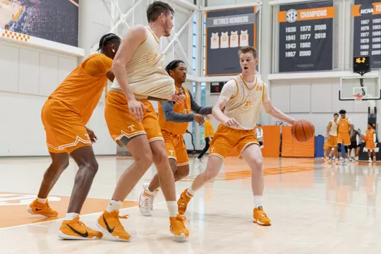 KNOXVILLE, TN - September 28, 2021 - Guard Justin Powell #24 of the Tennessee Volunteers during practice at Pratt Pavilion in Knoxville, TN. Photo By Andrew Ferguson/Tennessee Athletics