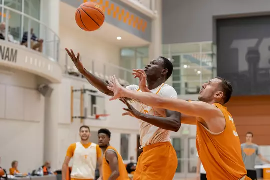 KNOXVILLE, TN - September 28, 2021 - Forward Handje Tamba #32 of the Tennessee Volunteers during practice at Pratt Pavilion in Knoxville, TN. Photo By Andrew Ferguson/Tennessee Athletics