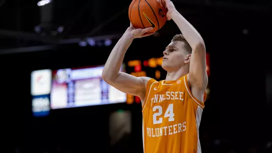 BOULDER, CO - 2021.12.04 - Tennessee vs. Colorado Justin Powell