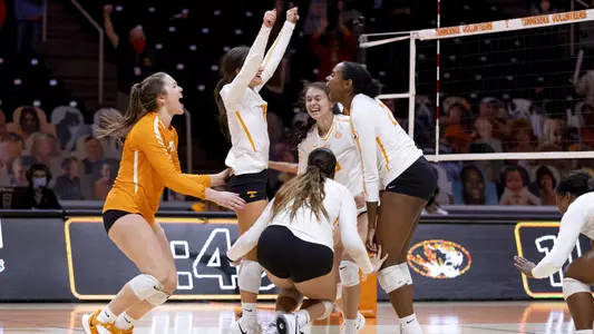 Lady Vols VB beats No. 16 Mizzou (2/12)