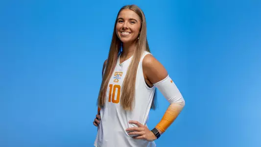 KNOXVILLE, TN - July 19, 2022 - Outside hitter Ashllyn King #10 of the Tennessee Lady Volunteers portrait taken during 2022 Volleyball Photo Day in Knoxville, TN. Photo By Andrew Ferguson/Tennessee Athletics