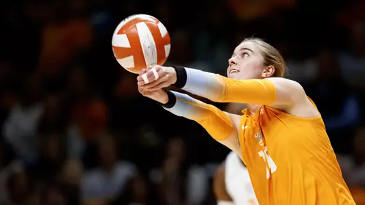 KNOXVILLE, TN - October 05, 2022 - Outside hitter Ashllyn King #10 of the Tennessee Lady Volunteers during the game between the Florida Gators and the Tennessee Lady Volunteers at Thompson?Boling Arena in Knoxville, TN. Photo By Ian Cox/Tennessee Athletics