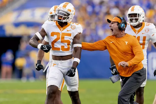 PITTSBURGH, PA - September 10, 2022 - Defensive back Jourdan Thomas #25 and Outside Linebackers/Special Teams Coordinator Coach Mike Ekeler of the Tennessee Volunteers during the game between the Pittsburgh Panthers and the Tennessee Volunteers at Acrisure Stadium in Pittsburgh, PA. Photo By Andrew Ferguson/Tennessee Athletics