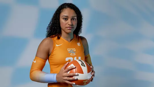 KNOXVILLE, TN - July 19, 2022 - Setter Kylie Robinson #24 of the Tennessee Lady Volunteers portrait taken during 2022 Volleyball Photo Day in Knoxville, TN. Photo By Andrew Ferguson/Tennessee Athletics