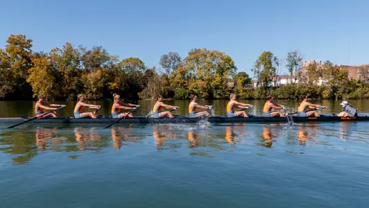 KNOXVILLE, TN - October 06, 2022 - The Tennessee Lady Volunteers during practice on the Tennessee River in Knoxville, TN. Photo By Kate Luffman/Tennessee Athletics