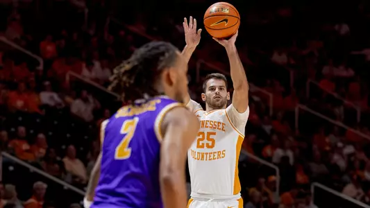 KNOXVILLE, TN - November 07, 2022 - Guard Santiago Vescovi #25 of the Tennessee Volunteers during the game between the Tennessee Tech Golden Eagles and the Tennessee Volunteers at Thompson?Boling Arena in Knoxville, TN. Photo By Andrew Ferguson/Tennessee Athletics