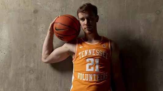 KNOXVILLE, TN - October 12, 2022 - Guard Kent Gilbert #21 of the Tennessee Volunteers portrait taken during 2022 Photo Day at Thompson-Boling Arena in Knoxville, TN. Photo By Andrew Ferguson/Tennessee Athletics
