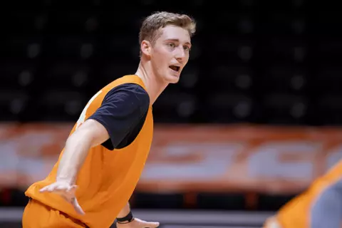 KNOXVILLE, TN - DECEMBER 04, 2020 - Guard Isaiah Sulack #24 of the Tennessee Volunteers during practice at Thompson-Boling Arena in Knoxville, TN. Photo By Andrew Ferguson/Tennessee Athletics