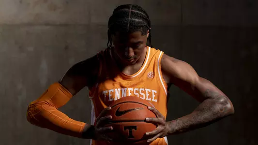 KNOXVILLE, TN - October 12, 2022 - Guard B.J. Edwards #1 of the Tennessee Volunteers portrait taken during 2022 Photo Day at Thompson-Boling Arena in Knoxville, TN. Photo By Andrew Ferguson/Tennessee Athletics