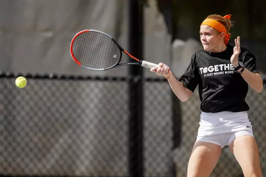KNOXVILLE, TN - OCTOBER 16, 2020 - Kylie Duckworth of the Tennessee Volunteers before the game between the South Carolina Gamecocks and the Tennessee Lady Volunteers at Barksdale Tennis Stadium in Knoxville, TN. Photo By Caleb Jones/Tennessee Athletics